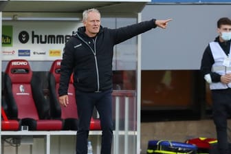 Freiburgs Trainer Christian Streich muss mit seinem Team gegen den BVB ran.