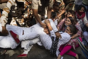 Proteste in Indien: In mehreren Regionen demonstrieren Menschen gegen den Umgang der Polizei mit zwei Gruppenvergewaltigungen.