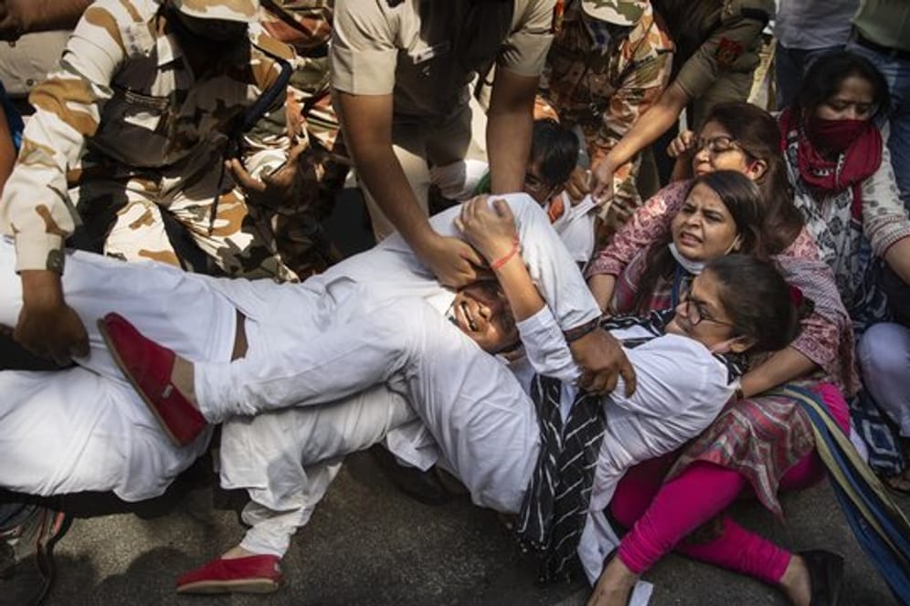 Proteste in Indien: In mehreren Regionen demonstrieren Menschen gegen den Umgang der Polizei mit zwei Gruppenvergewaltigungen.