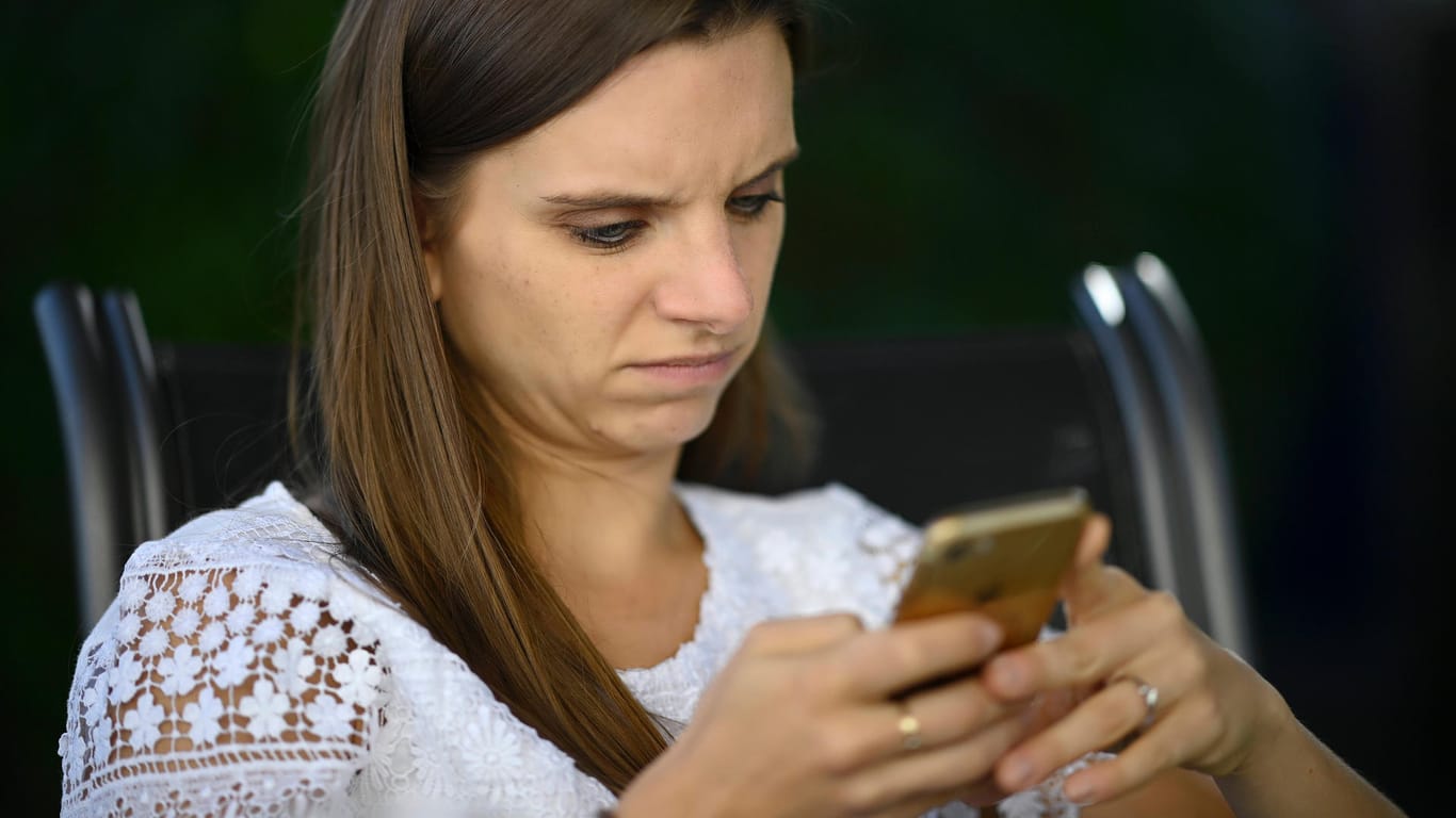 Junge Frau mit Smartphone: Eine neue WhatsApp-Funktion könnte viele Nervereien für immer abstellen