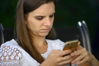 Junge Frau mit Smartphone: Eine neue WhatsApp-Funktion könnte viele Nervereien für immer abstellen