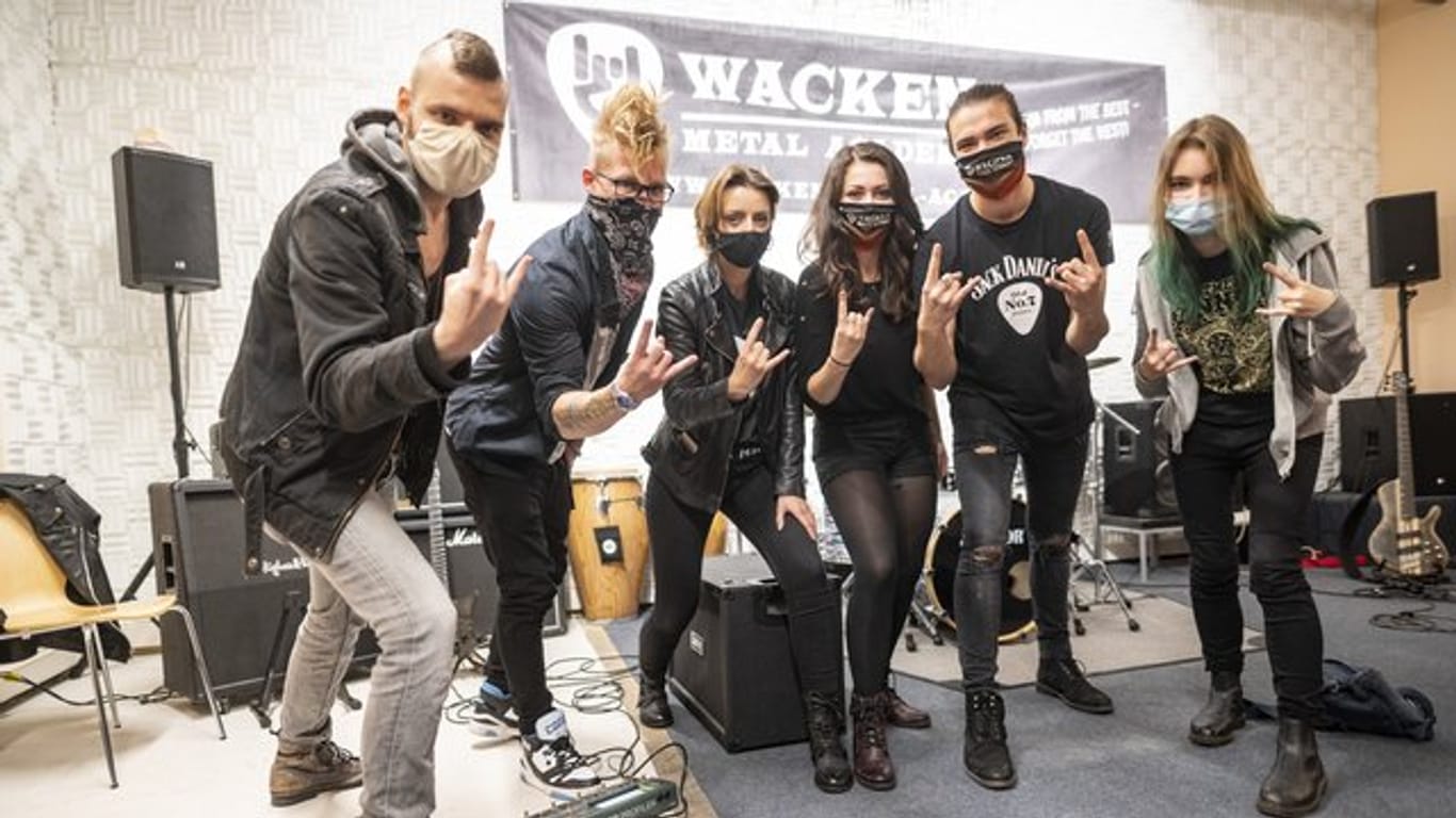 Gleich ein Fototermin: Schüler des ersten Jahrgangs der Wacken Metal Academy stehen im Bunker an der Hamburger Feldstraße.