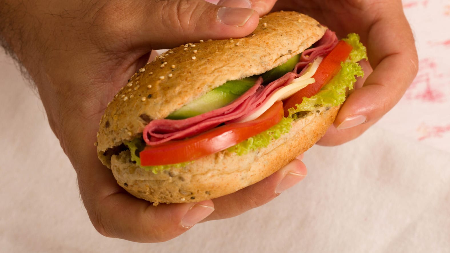 Mann hält Subway-Sandwich (Symbolbild): Das Brot ist eigentlich kein Brot – zumindest nach dem irischen Steuerrecht.