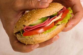 Mann hält Subway-Sandwich (Symbolbild): Das Brot ist eigentlich kein Brot – zumindest nach dem irischen Steuerrecht.
