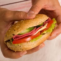 Mann hält Subway-Sandwich (Symbolbild): Das Brot ist eigentlich kein Brot – zumindest nach dem irischen Steuerrecht.