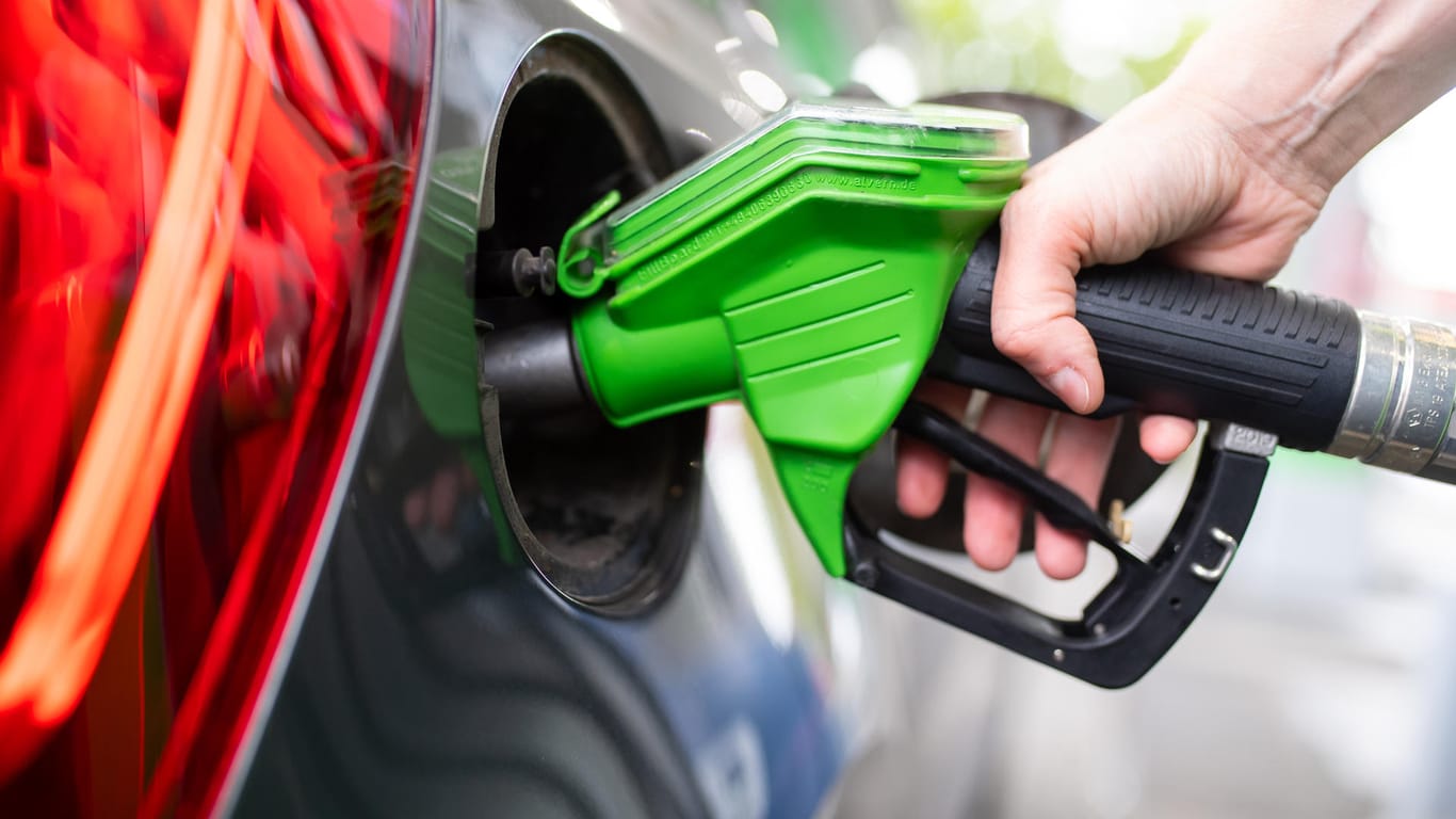 Eine Frau tankt ihr Auto (Symbolbild): Die Preise für Benzin, Diesel und Co. sind im Corona-Jahr 2020 tief gefallen.