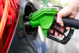 Eine Frau tankt ihr Auto (Symbolbild): Die Preise für Benzin, Diesel und Co. sind im Corona-Jahr 2020 tief gefallen.