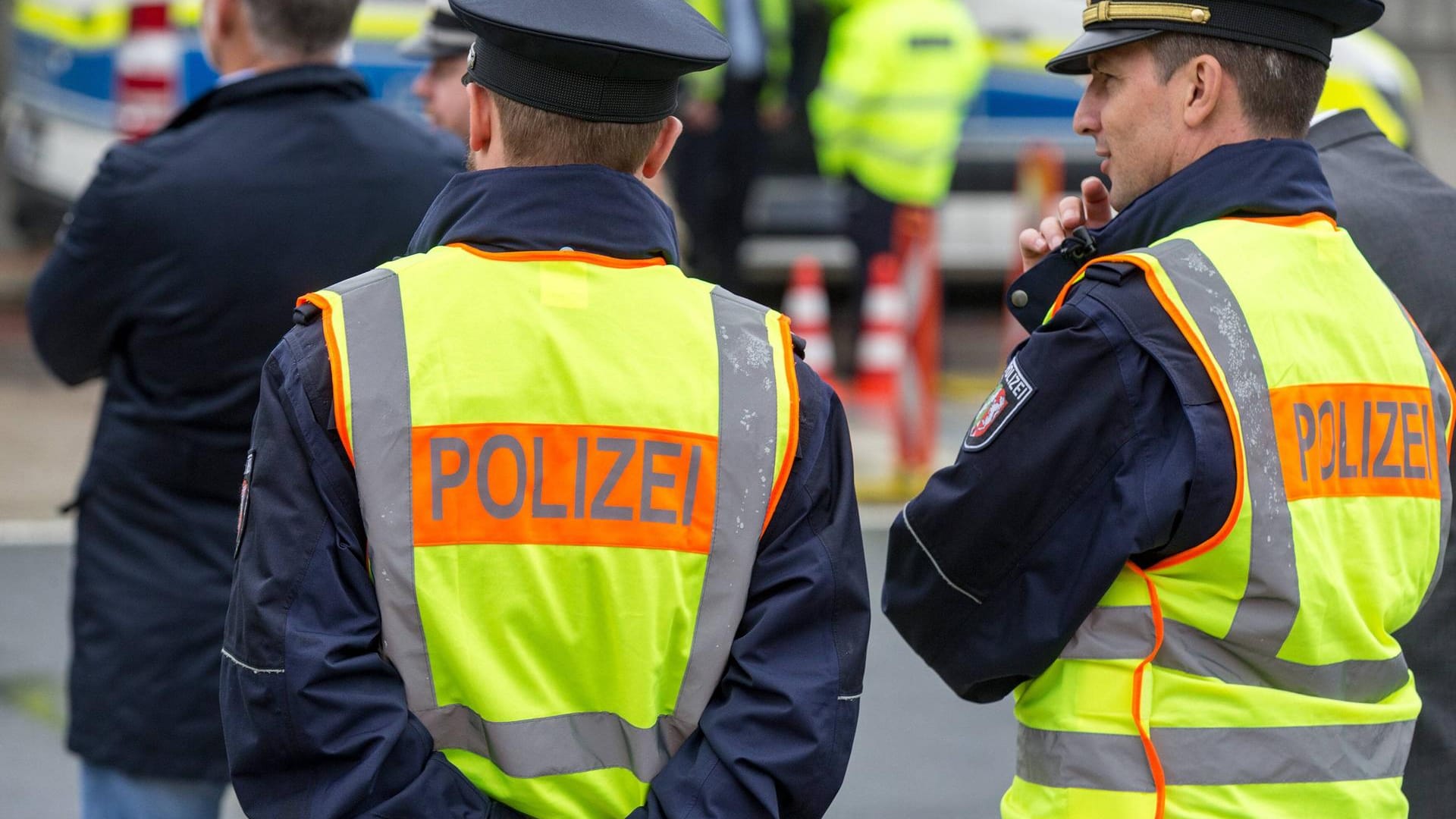 Polizeibeamte mit Weste und Polizei Schriftzug bei der Kontrolle eines LKW (Symbolbild): In Dortmund haben Polizisten bei einer Verkehrskontrolle zahlreiche Verstöße festgestellt. Polizeibeamte mit Weste und Polizei Schriftzug bei der Kontrolle eines LKW (Symbolbild): In Dortmund haben Polizisten bei einer Verkehrskontrolle zahlreiche Verstöße festgestellt.
