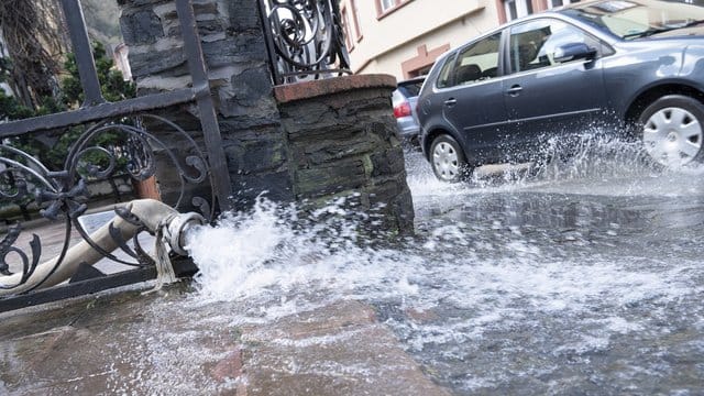 Muss der Keller nach einem Unwetter ausgepumt werden, kann das teuer werden. Muss der Keller nach einem Unwetter ausgepumt werden, kann das teuer werden.