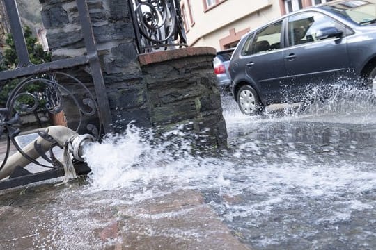 Muss der Keller nach einem Unwetter ausgepumt werden, kann das teuer werden. Muss der Keller nach einem Unwetter ausgepumt werden, kann das teuer werden.