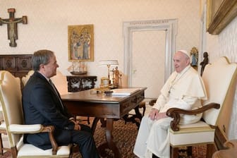 Armin Laschet (l) im Vatikan: Er besuchte Papst Franziskus (r) zu einer Privataudienz.