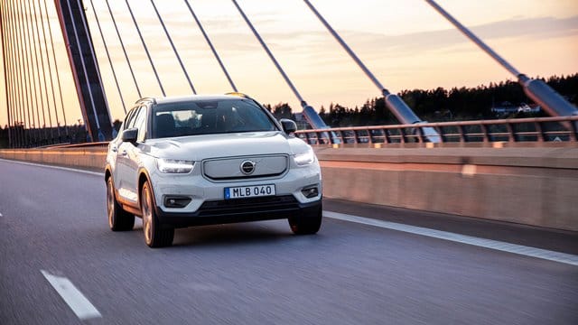 Modifiziertes Design: Das Volvo-Modell P8 Recharge unterscheidet sich vom konventionellen XC40 nicht nur durch den Antrieb, sondern etwa auch durch den geschlossenen Kühlergrill.