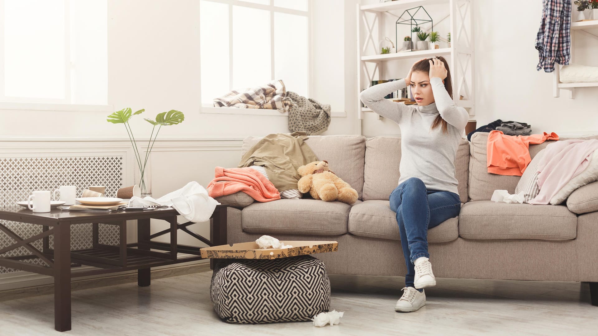 Chaos im Wohnzimmer: Oft sorgen einfache Tricks für Ordnung und Sauberkeit.