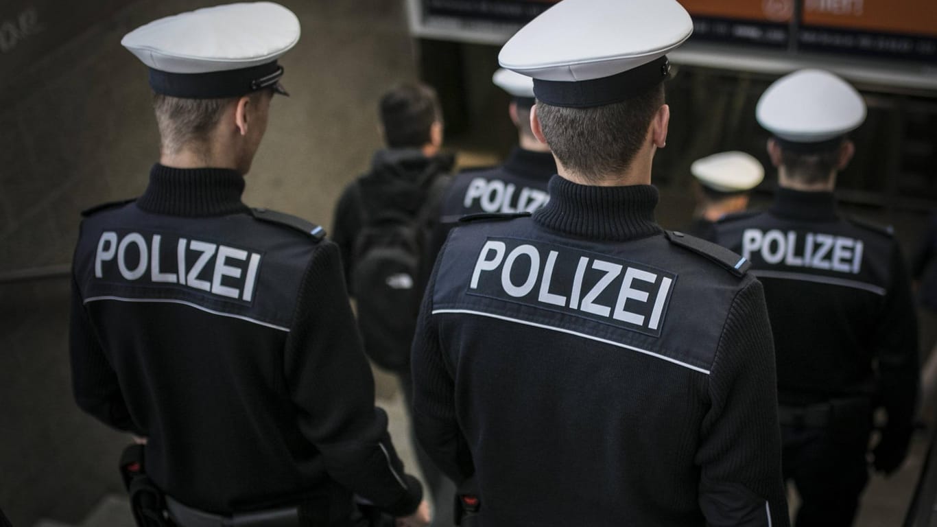 Polizisten laufen eine Treppe herunter (Symbolbild): Die Polizeiinspektion Wolfsburg-Helmstedt hat Zuwachs bekommen.