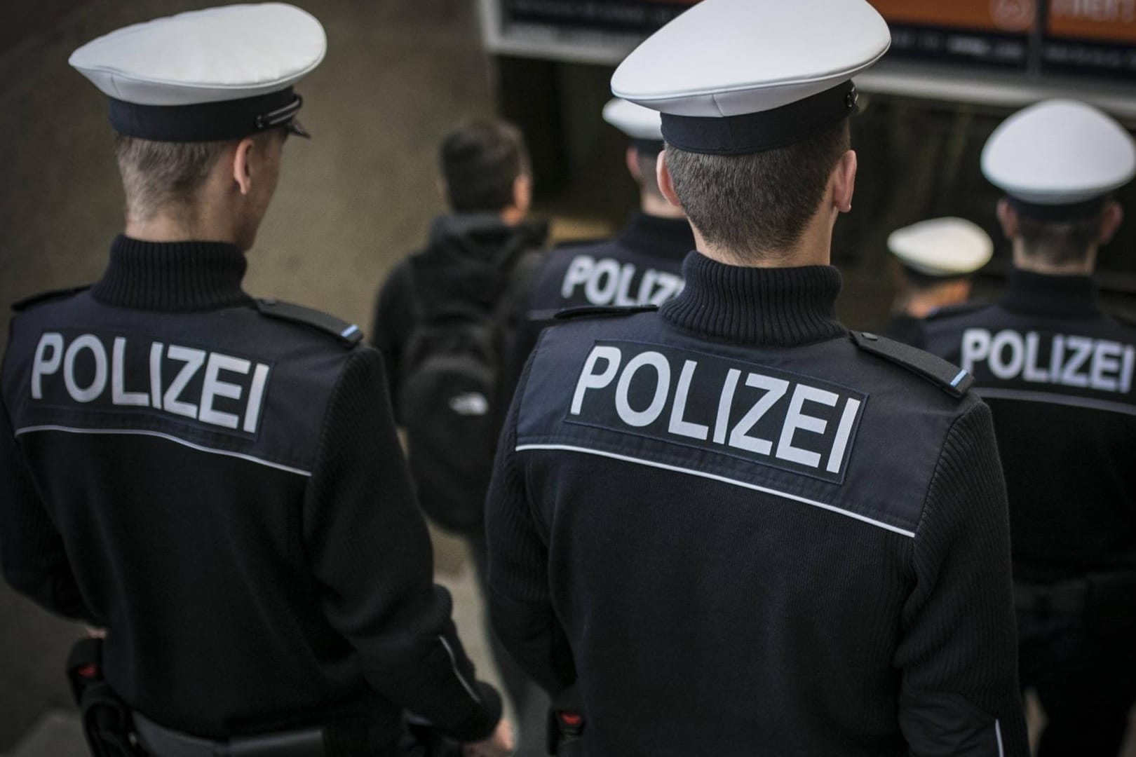 Polizisten laufen eine Treppe herunter (Symbolbild): Die Polizeiinspektion Wolfsburg-Helmstedt hat Zuwachs bekommen.