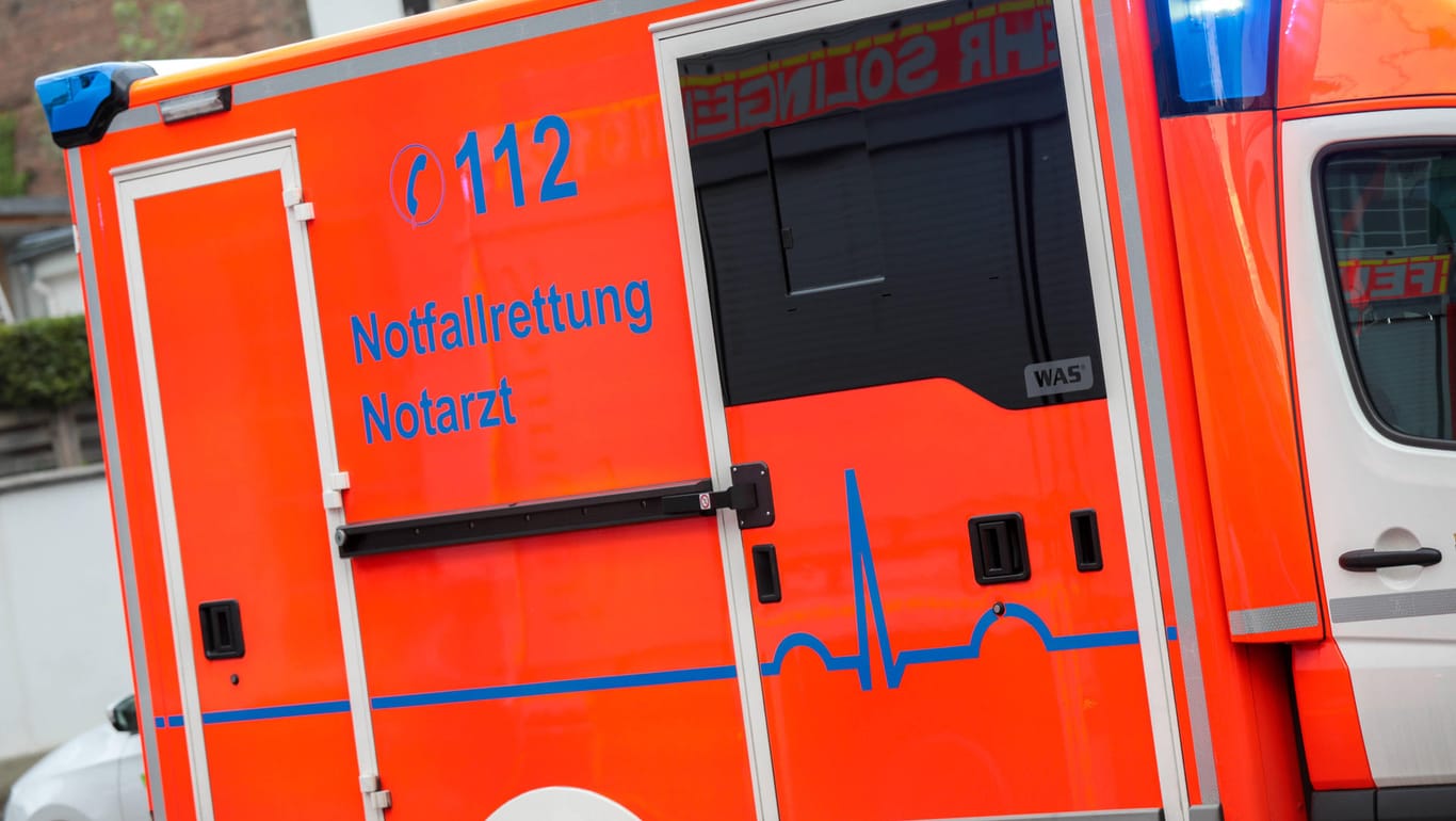 Rettungswagen mit eingeschaltetem Blaulicht (Symbolbild): In Wuppertal ist ein Radfahrer bei einem Unfall getötet worden.