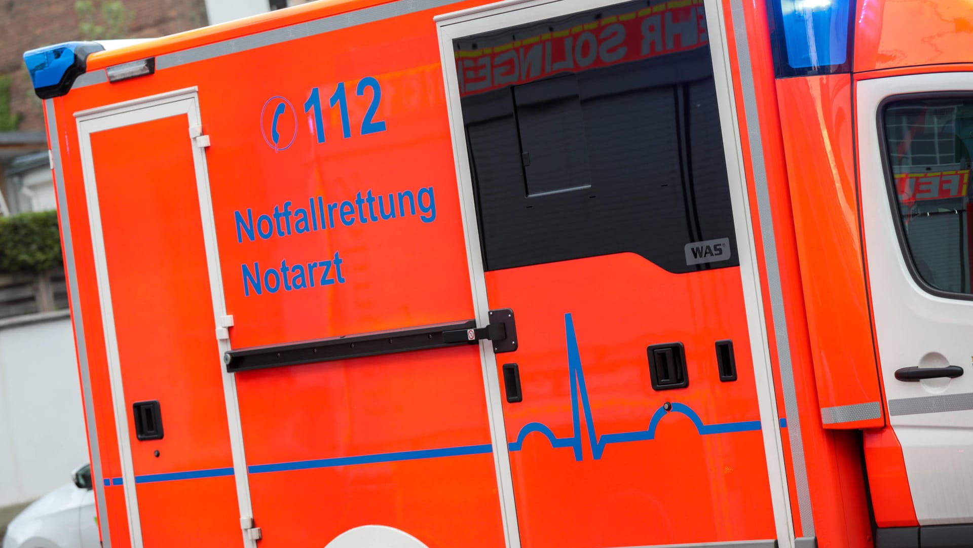 Rettungswagen mit eingeschaltetem Blaulicht (Symbolbild): In Wuppertal ist ein Radfahrer bei einem Unfall getötet worden. Rettungswagen mit eingeschaltetem Blaulicht (Symbolbild): In Wuppertal ist ein Radfahrer bei einem Unfall getötet worden.