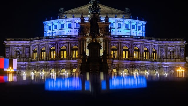 Die Semperoper in Dresden am Abend.