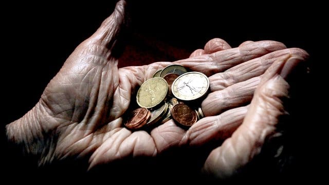 Kurzarbeit oder Jobverlust: Die Pandemie erhöht für viele das Risiko, im Alter unter die Armutsgrenze zu fallen. Kurzarbeit oder Jobverlust: Die Pandemie erhöht für viele das Risiko, im Alter unter die Armutsgrenze zu fallen.
