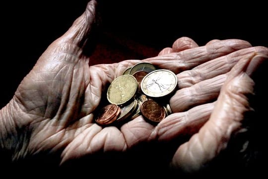 Kurzarbeit oder Jobverlust: Die Pandemie erhöht für viele das Risiko, im Alter unter die Armutsgrenze zu fallen. Kurzarbeit oder Jobverlust: Die Pandemie erhöht für viele das Risiko, im Alter unter die Armutsgrenze zu fallen.