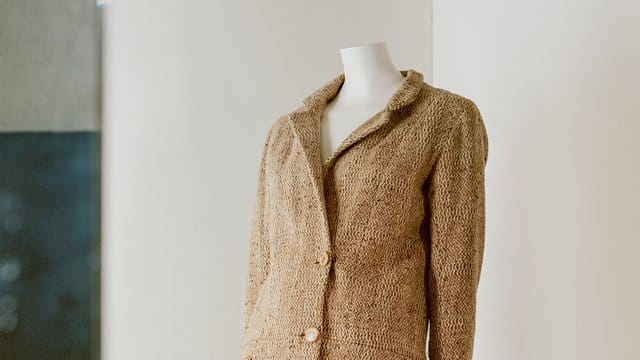 Ein Woll-Tweed-Kostüm von Chanel, entworfen zwischen den Jahren 1927 und 1929. Ein Woll-Tweed-Kostüm von Chanel, entworfen zwischen den Jahren 1927 und 1929.