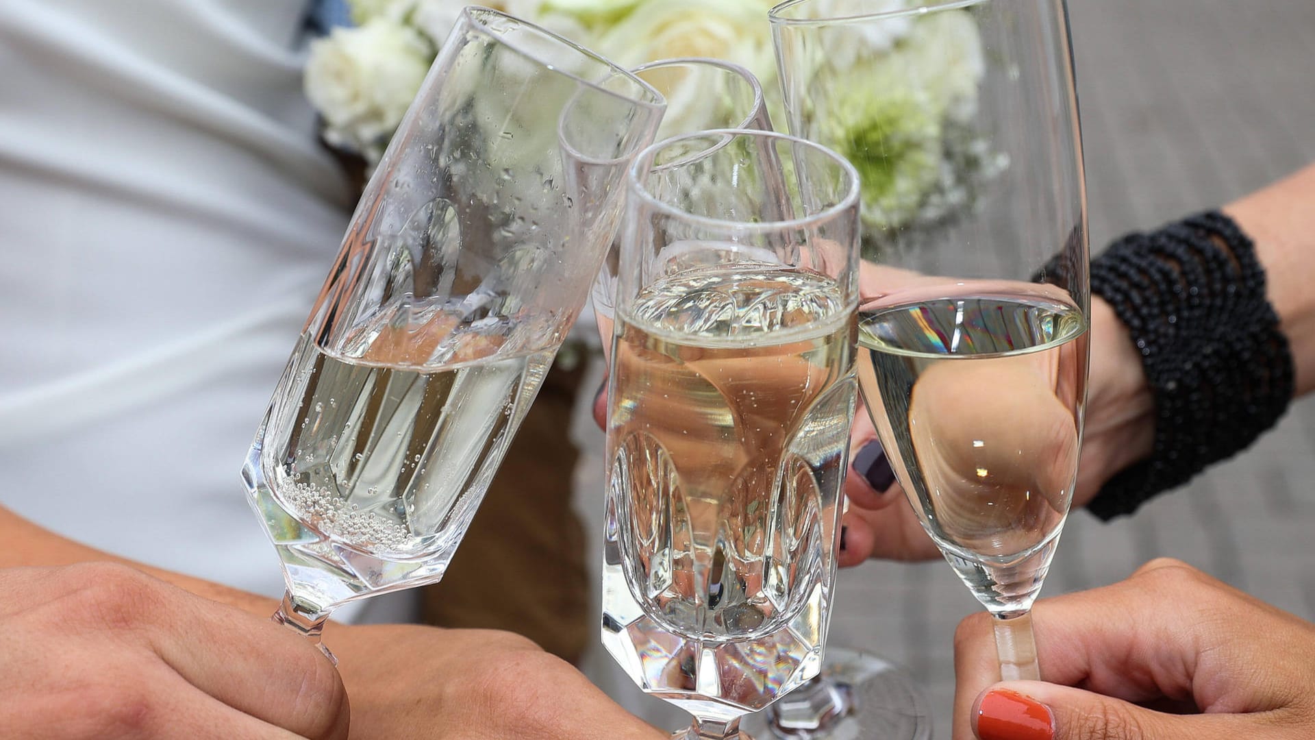 Anstoßen auf einer Hochzeit: In Bremen haben 400 Menschen zusammen gefeiert – das waren 150 zu viel. (Symbolbild)