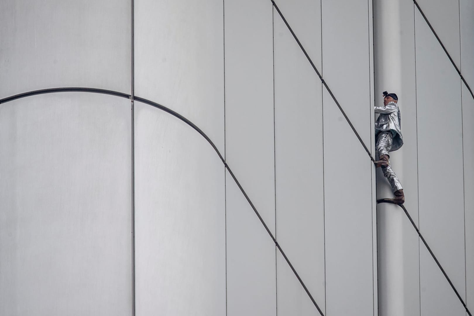 Freikletterer Alain Robert erklimmt Frankfurts berühmten Silberturm: Mit der Aktion sorgte der französische "Spiderman" für Aufsehen.