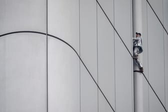 Freikletterer Alain Robert erklimmt Frankfurts berühmten Silberturm: Mit der Aktion sorgte der französische "Spiderman" für Aufsehen.