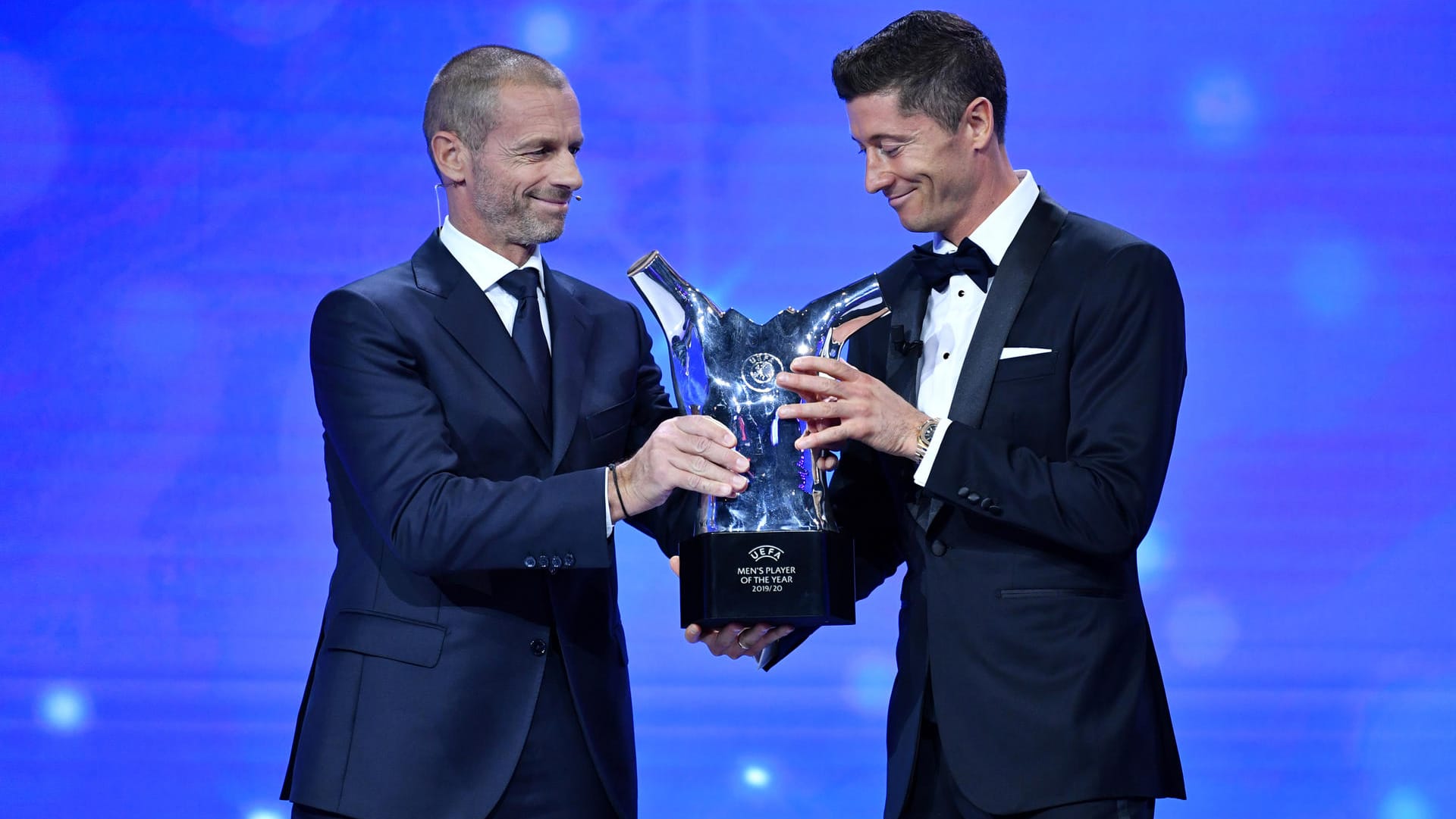 Robert Lewandowski (r.) bei der Preisverleihung mit Uefa-Präsident Aleksander Ceferin.