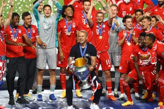 Von seinen Spielern geschätzt: Bayern-Trainer Hansi Flick wird nach dem Gewinn der Champions League gefeiert.