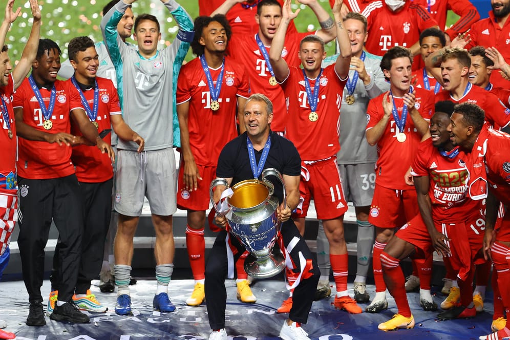 Von seinen Spielern geschätzt: Bayern-Trainer Hansi Flick wird nach dem Gewinn der Champions League gefeiert.