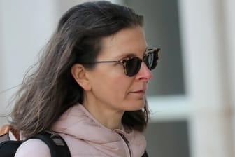 New York: Clare Bronfman steht vor Gericht, weil sie einem Sex-Guru bei kriminellen Handlungen geholfen haben soll.