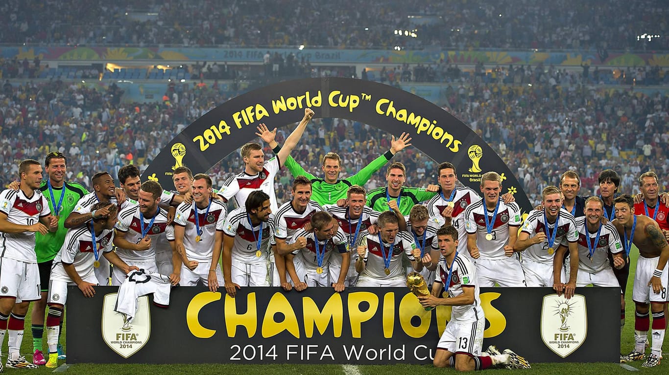 Größter Erfolg: Flick (5. v. r.) nach dem WM-Finale 2014 mit der deutschen Mannschaft in Rio.