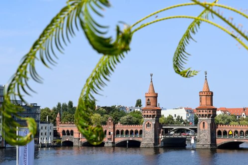 Die Oberbaumbrücke verbindet Friedrichshain und Kreuzberg.