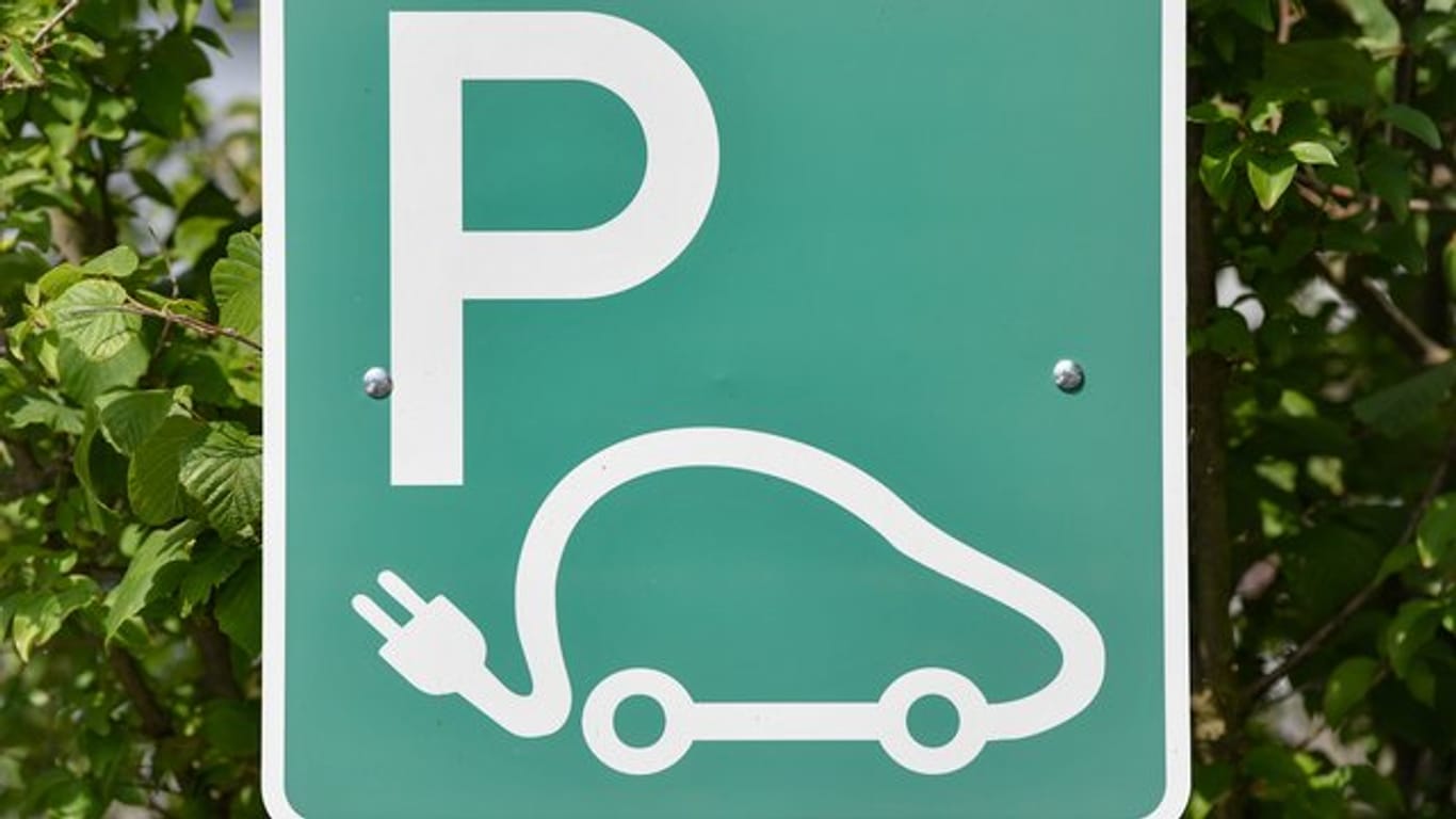 E-Auto-Parkplatz: Wer dort unberechtigt parkt, darf unverzüglich abgeschleppt werden.