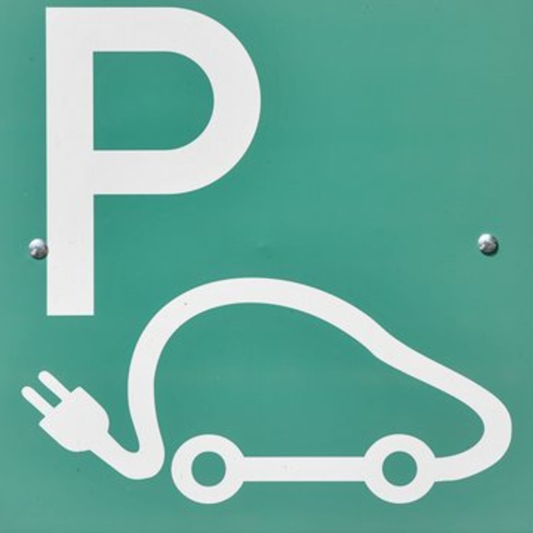 Auto – Mit Verbrenner auf E-Parkplatz: Diese Strafen drohen