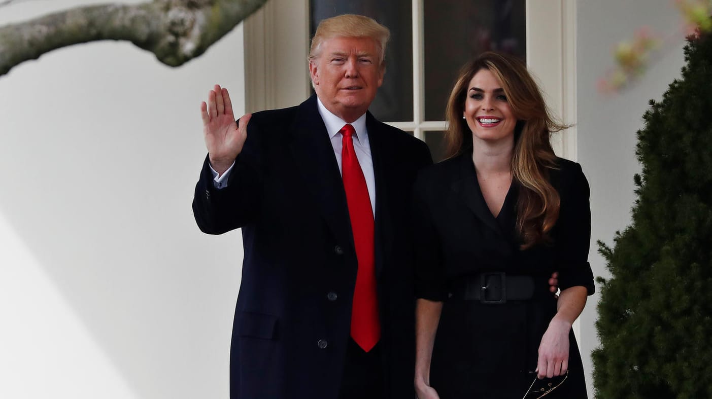 Donald Trump und Hope Hicks (Archivbild): Die Beraterin des US-Präsidenten hat sich mit dem Coronavirus infiziert.