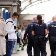 Polizisten gehen am Gleis (Symbolbild): Am Kölner Hauptbahnhof hat die Polizei ein vorübergehendes Waffenverbot ausgesprochen.