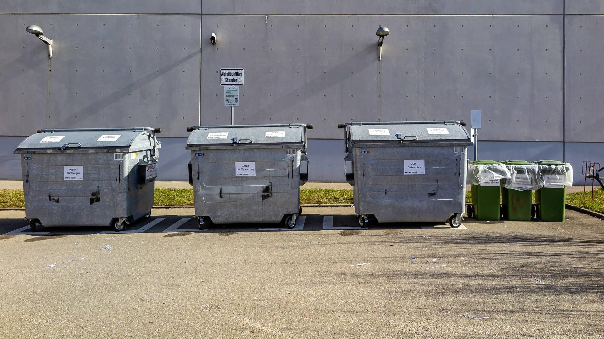 Müllcontainer an einer Hauswand in Stuttgart (Symbolbild): Die Abfallwirtschaft streikt. Müllcontainer an einer Hauswand in Stuttgart (Symbolbild): Die Abfallwirtschaft streikt.