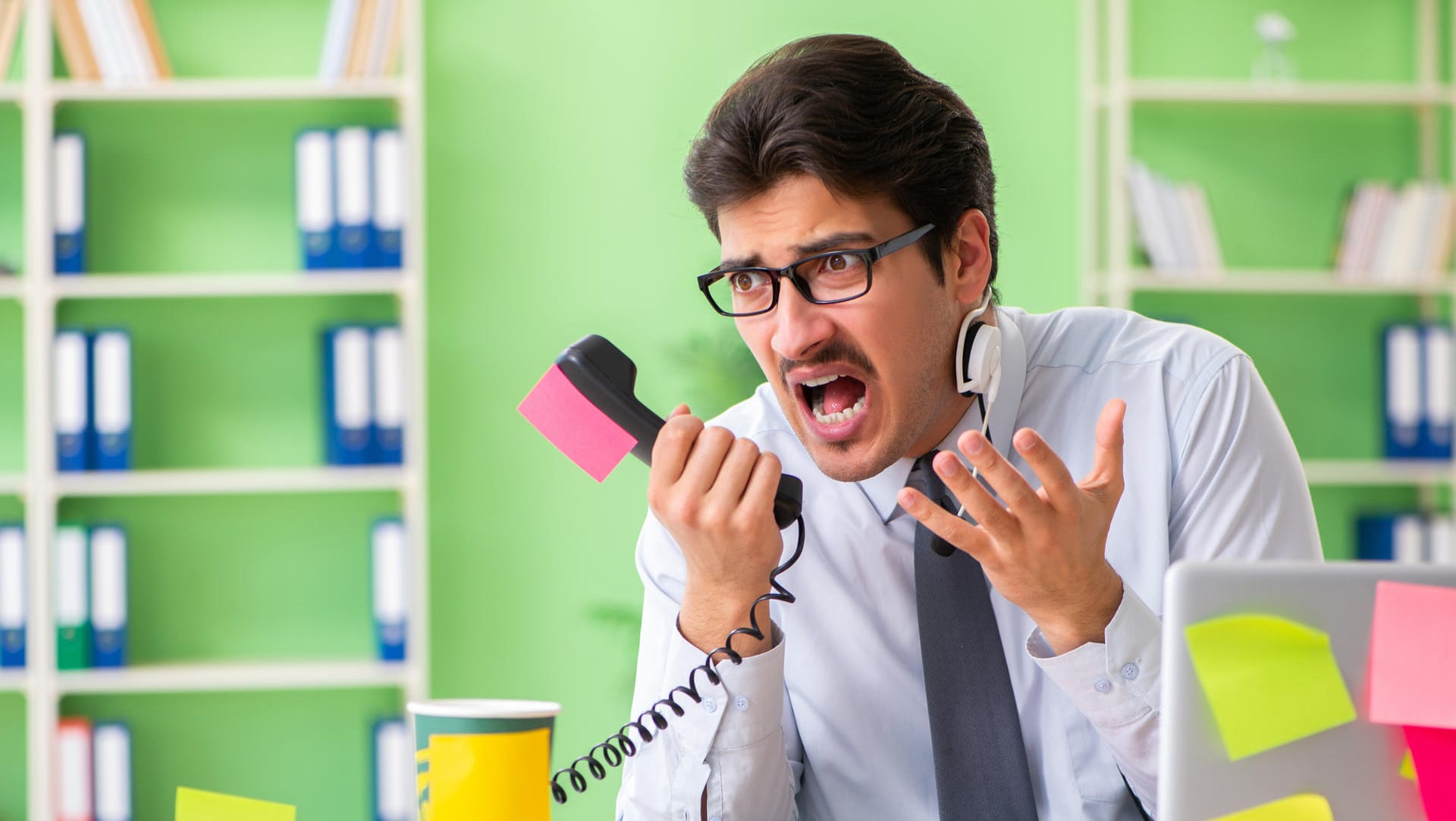 Mann schreit frustriert ins Telefon: Wenn diese Nummern anrufen, sollten Sie nicht abnehmen