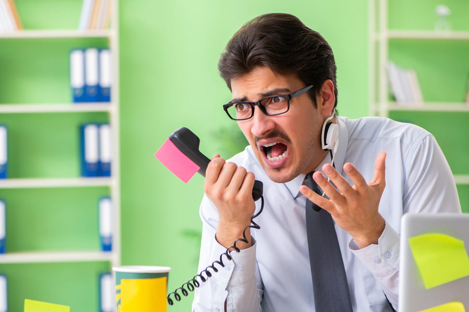 Mann schreit frustriert ins Telefon: Wenn diese Nummern anrufen, sollten Sie nicht abnehmen