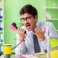Mann schreit frustriert ins Telefon: Wenn diese Nummern anrufen, sollten Sie nicht abnehmen