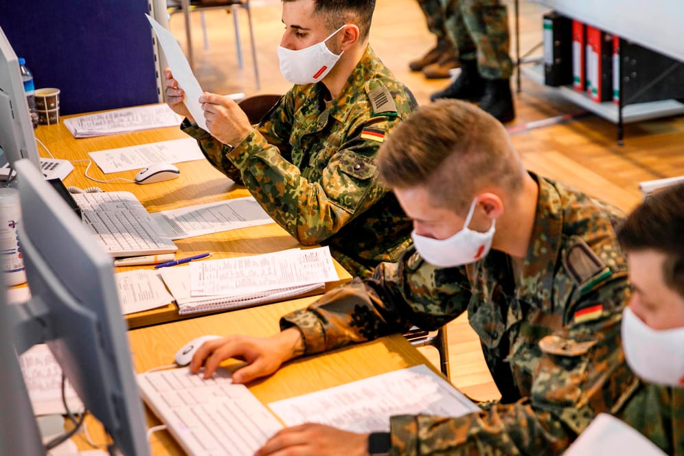Soldaten werten Daten aus (Archivbild): Bundeswehrsoldaten unterstützen das Gesundheitsamt Mitte bei der Corona- Kontaktverfolgung.