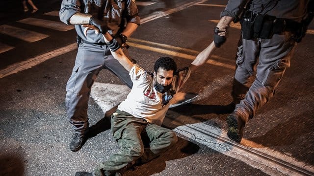 Die Polizei verhaftet während einer Protestaktion einen Demonstranten. Die Polizei verhaftet während einer Protestaktion einen Demonstranten.