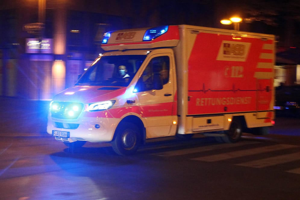 Krankenwagen: In Bayern ist ein Rennfahrer noch am Unfallort gestorben (Symbolbild).