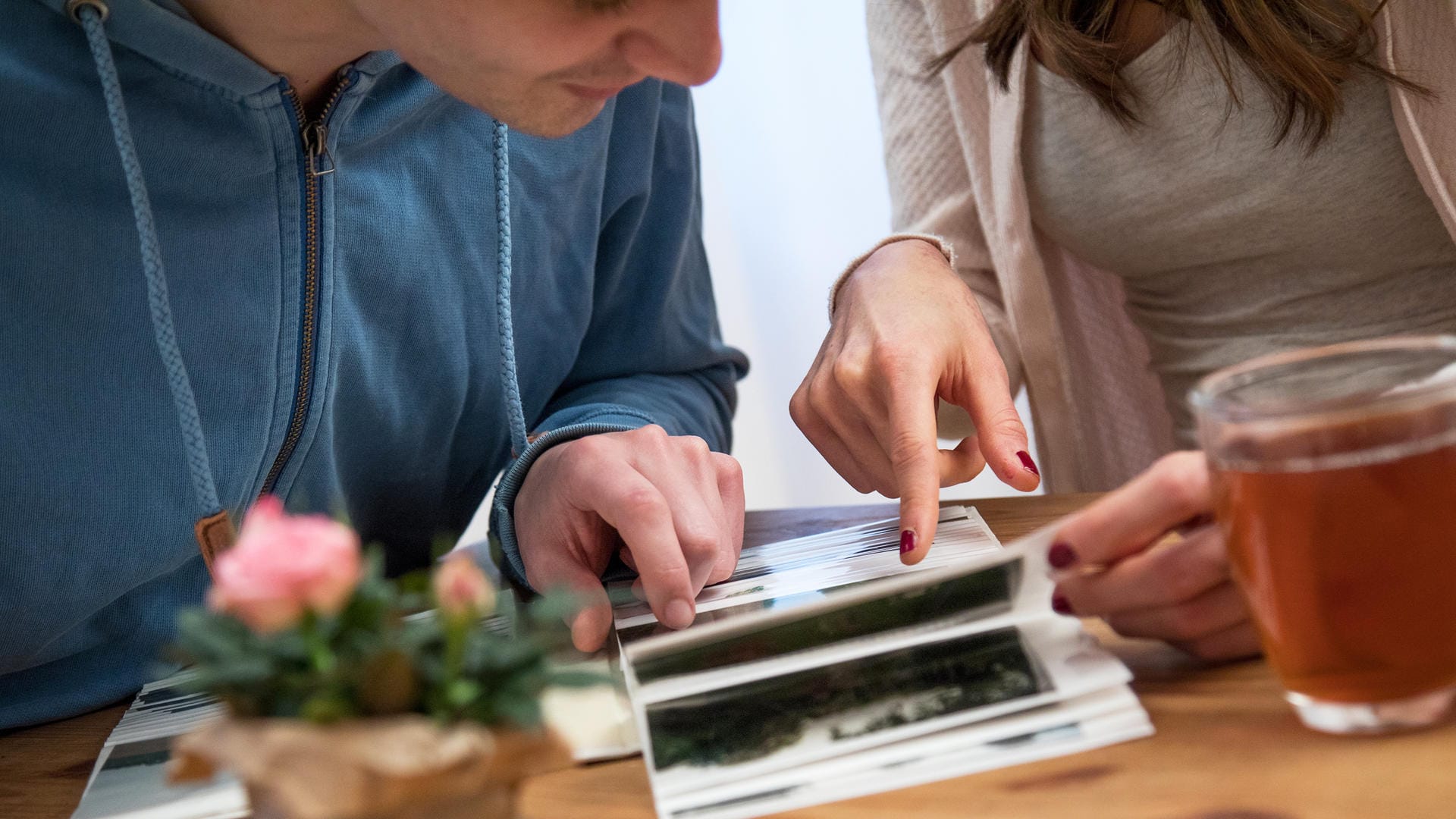 Fotobuch vom alten Elternhaus: Es kann Erinnerungen bewahren, auch wenn das Haus längst leer geräumt ist.