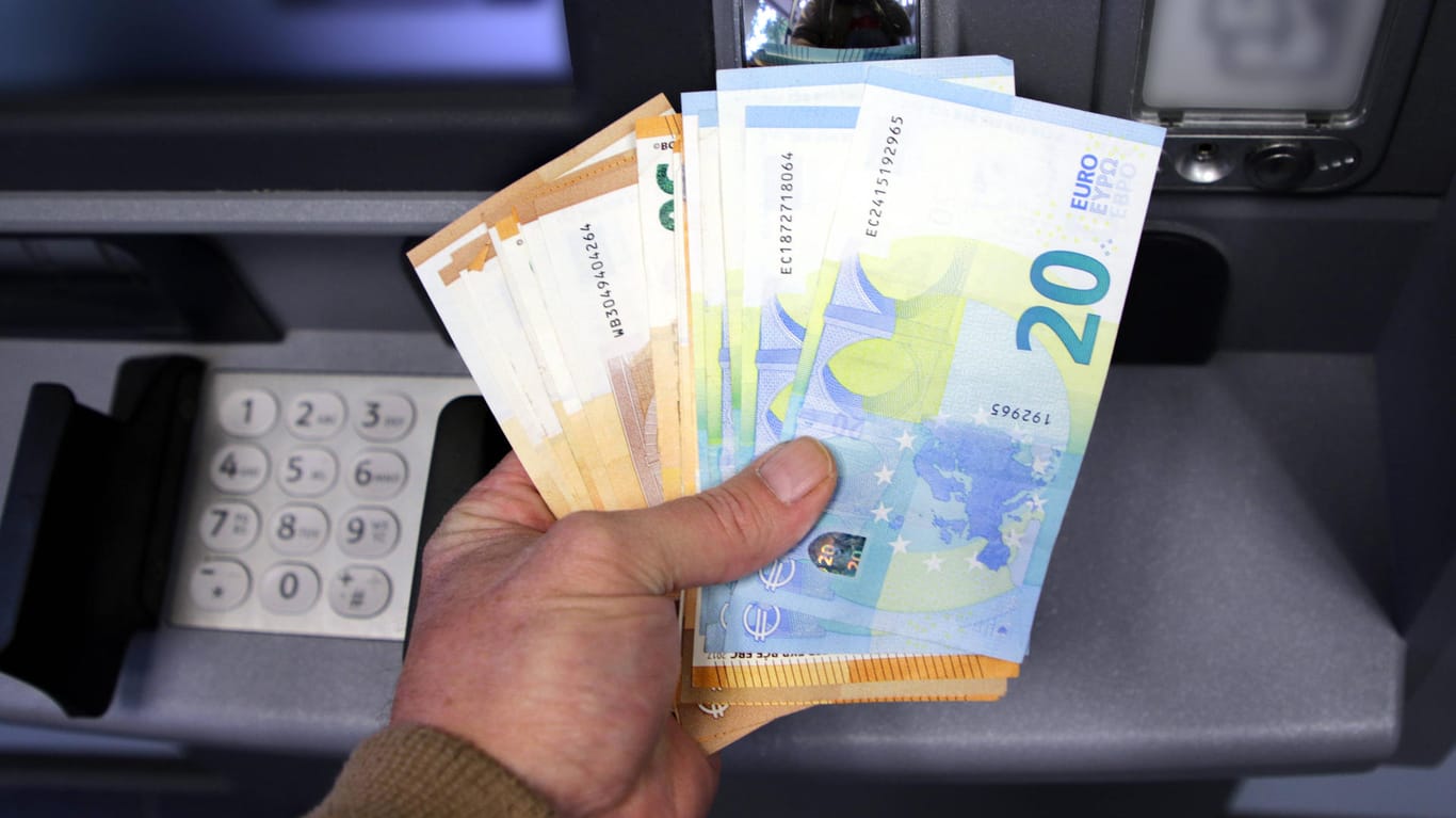 Geldscheine in der Hand (Symbolbild): Die EZB will eine Testphase für einen digitalen Euro starten.