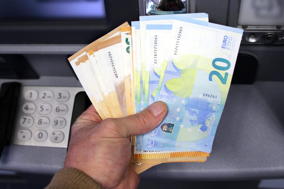 Geldscheine in der Hand (Symbolbild): Die EZB will eine Testphase für einen digitalen Euro starten.