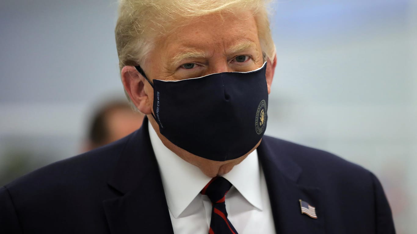 US-Präsident Donald Trump mit Maske: Seine Corona-Infektion ist auch ein Test für seinen Herausforderer Joe Biden, meint t-online-Redakteur Sven Böll.