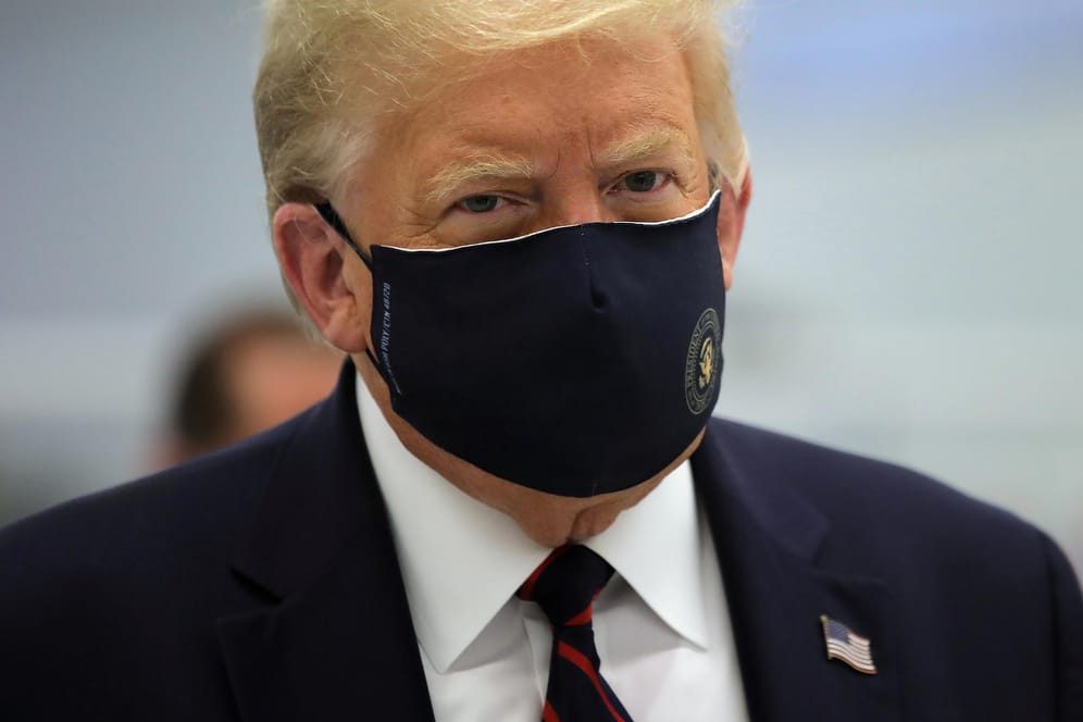 US-Präsident Donald Trump mit Maske: Seine Corona-Infektion ist auch ein Test für seinen Herausforderer Joe Biden, meint t-online-Redakteur Sven Böll.